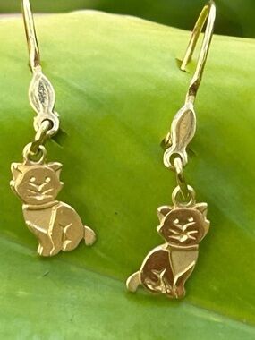 Vintage rare  hammered 333 8k yellow gold fish and cat cute kitty dangle earring
